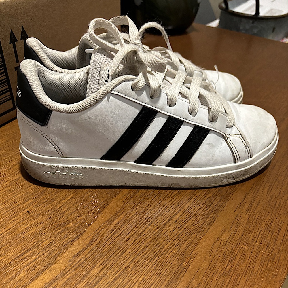 Adidas court sneakers unisex size 2y